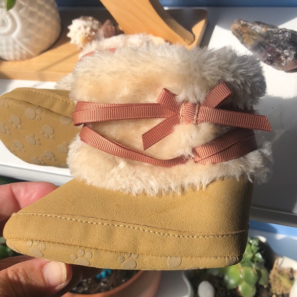 ⭐️New Infant faux suede boots with fur⭐️ - Picture 4 of 5